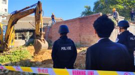 北京怀柔法院强制拆除“霸了6年邻居地”的院墙