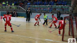 北京200余名小学生体验旱地冰球乐趣