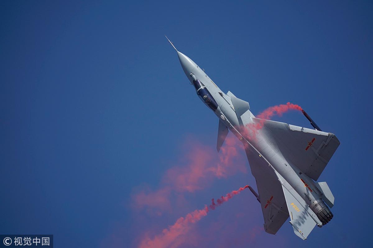 歼-10b矢量推进验证机首次公开表演著名的"普加乔夫眼镜蛇机动"动作