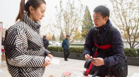 房山区消防广场摆摊讲解高层逃生空降器用法