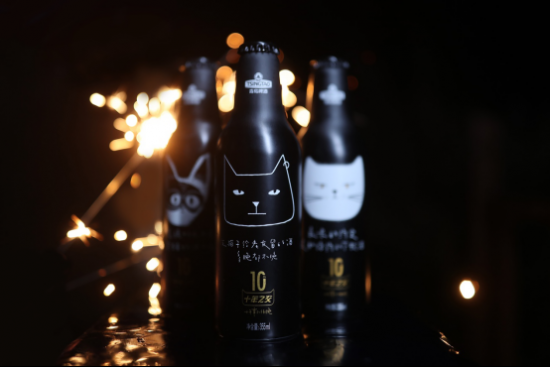 作为天猫双十一合作的特别版,【夜猫子啤酒】设计精美酷炫,其中一款
