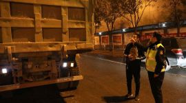 北京丰台多部门夜查渣土车和施工工地