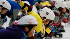 北京昌平中小学生体验“上冰”乐趣