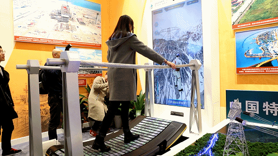 来“改革开放40周年大型展览”现场体验高科技互动