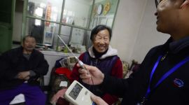 北京市供暖首日1500名测温员入户测温