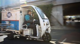 你的快递到没？路口抓拍小哥的“速度与激情”