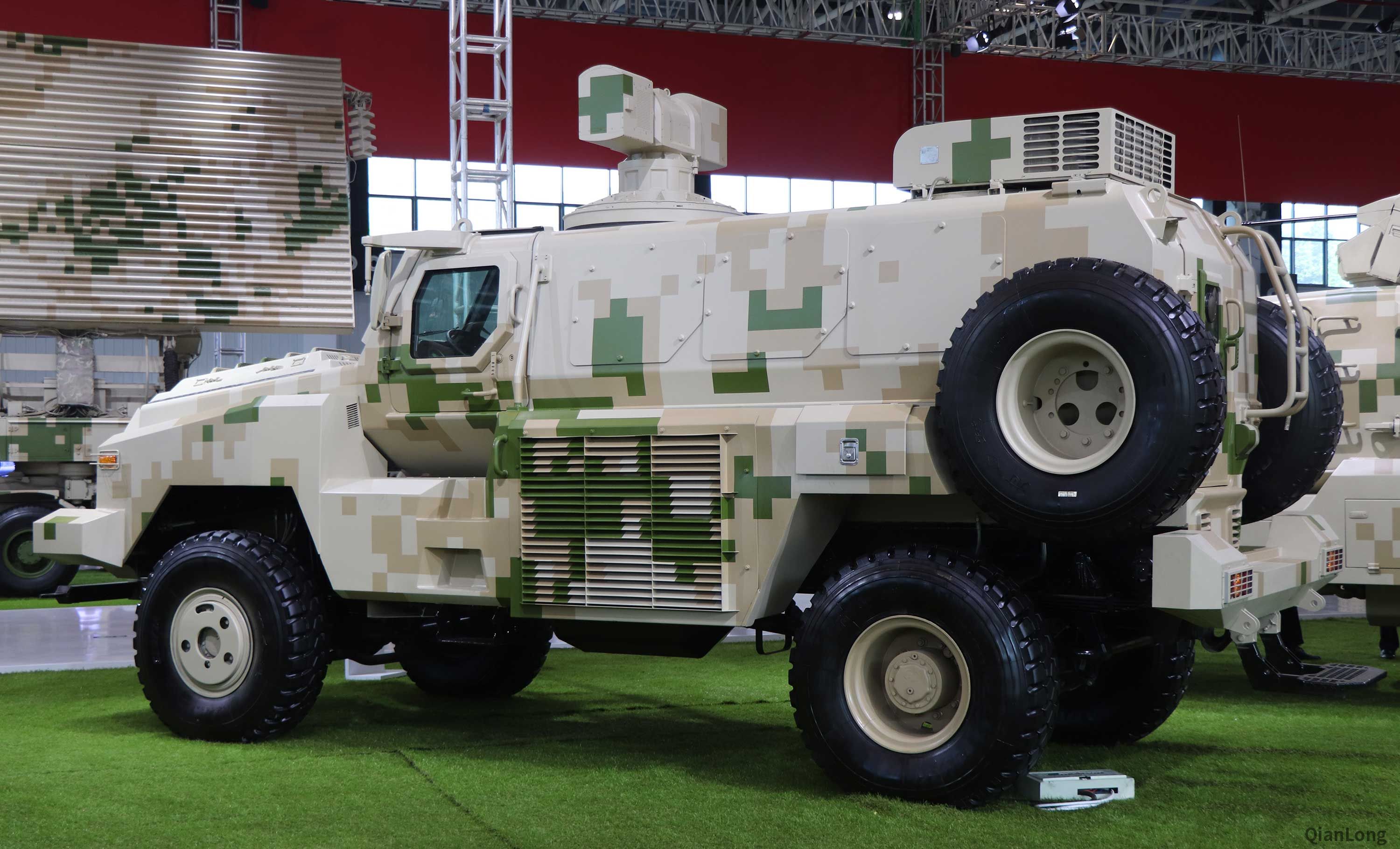中国兵器工业集团展出的轻型车载激光扫雷排爆系统(防雷车底盘).