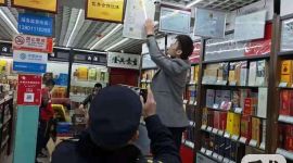 北京朝阳城管开展“门前三包”专项执法行动