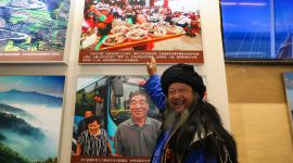 曾给英国皇室表演的“大胡子”阿本枝现身国博 讲述他眼中的跳菜40年