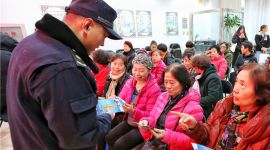 北京东城龙潭街道城管深入社区普法