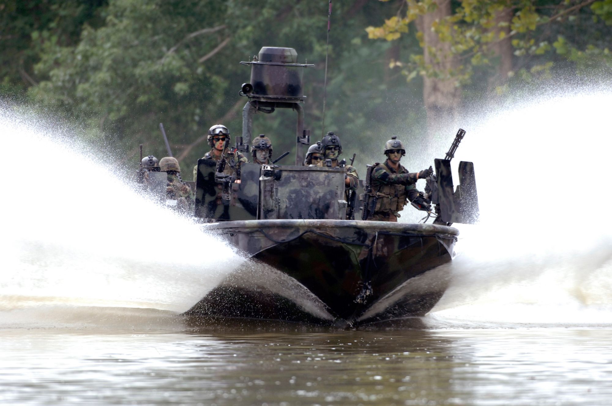 每分钟倾泻15万发弹药美军特战快艇部队掩护海豹突击队撤出