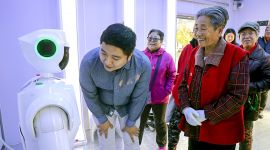 警务机器人亮相北京 说话就能查户籍办业务