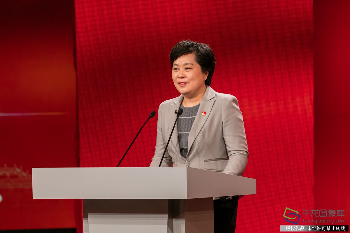 为隆重庆祝改革开放40周年，展现北京市改革开放40年来特别是党的十八大以来的生动实践、伟大成就和宝贵经验，由市委宣传部、市直机关工委、市委教育工委、市委讲师团主办的“将改革开放进行到底”系列论坛，11月29日上午9时举办第三场网络直播
。图为中共北京市纪委副书记、市监委副主任杨逸铮（图片来源：tuku.qianlong.com）。千龙网记者 宋鹏飞摄