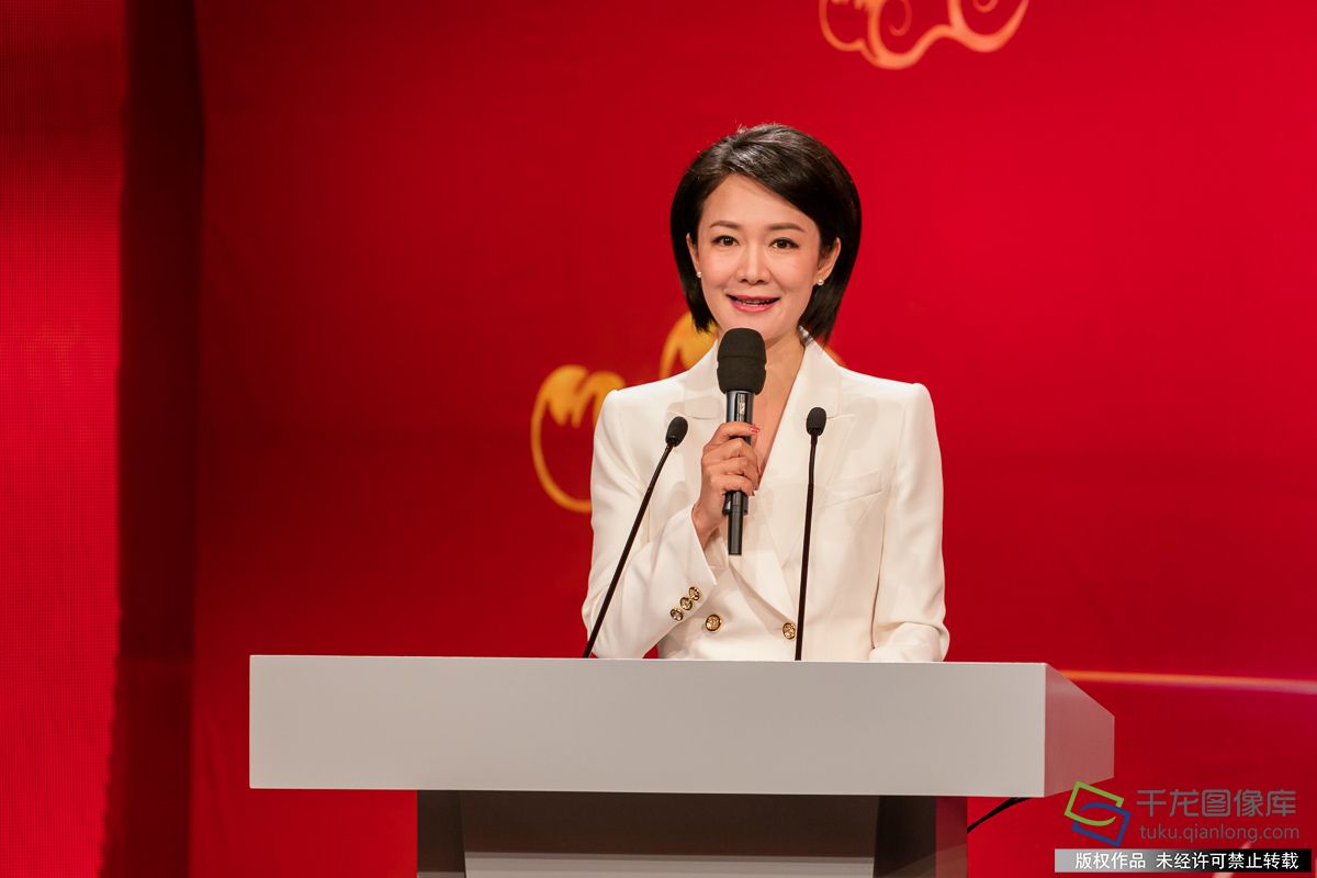 为隆重庆祝改革开放40周年，展现北京市改革开放40年来特别是党的十八大以来的生动实践、伟大成就和宝贵经验，由市委宣传

部、市直机关工委、市委教育工委、市委讲师团主办的“将改革开放进行到底”系列论坛，11月29日上午9时举办第三场网络直播

。图为主持人聂一菁（图片来源：tuku.qianlong.com）。千龙网记者 宋鹏飞摄