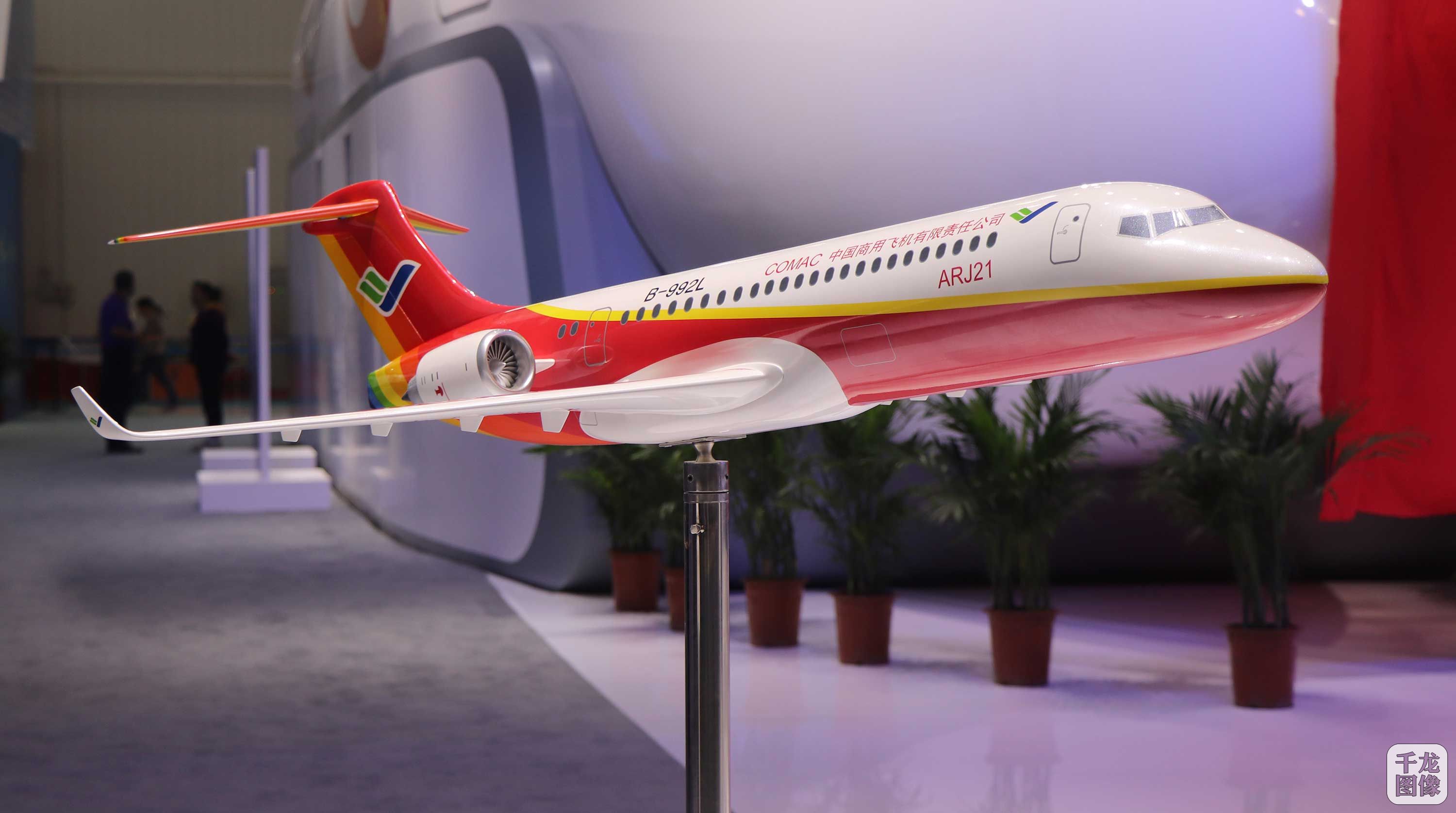 届中国国际航空航天博览会现场展出的comac arj-21支线客机的比例模型