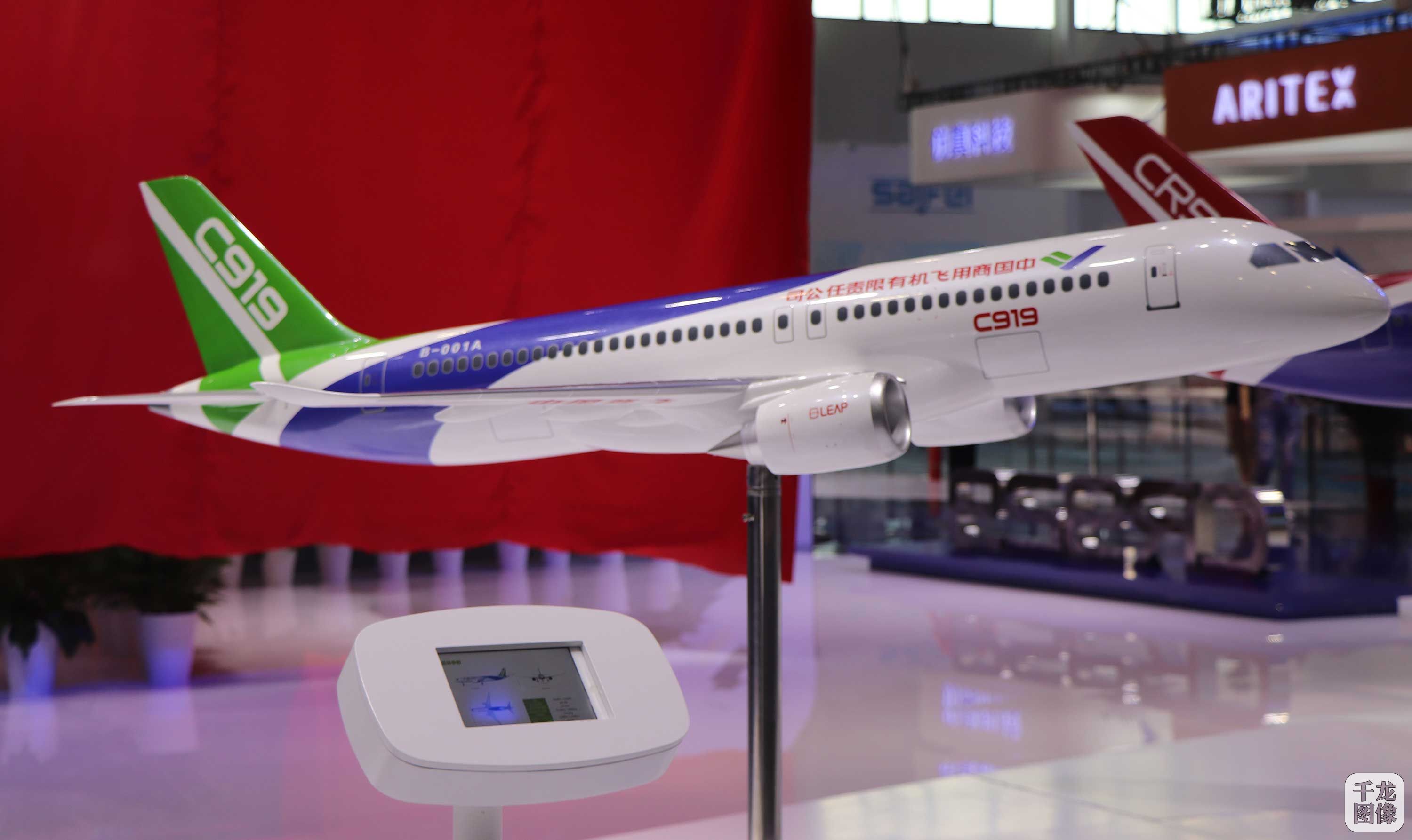 届中国国际航空航天博览会现场展出的comac c919大型客机的比例模型