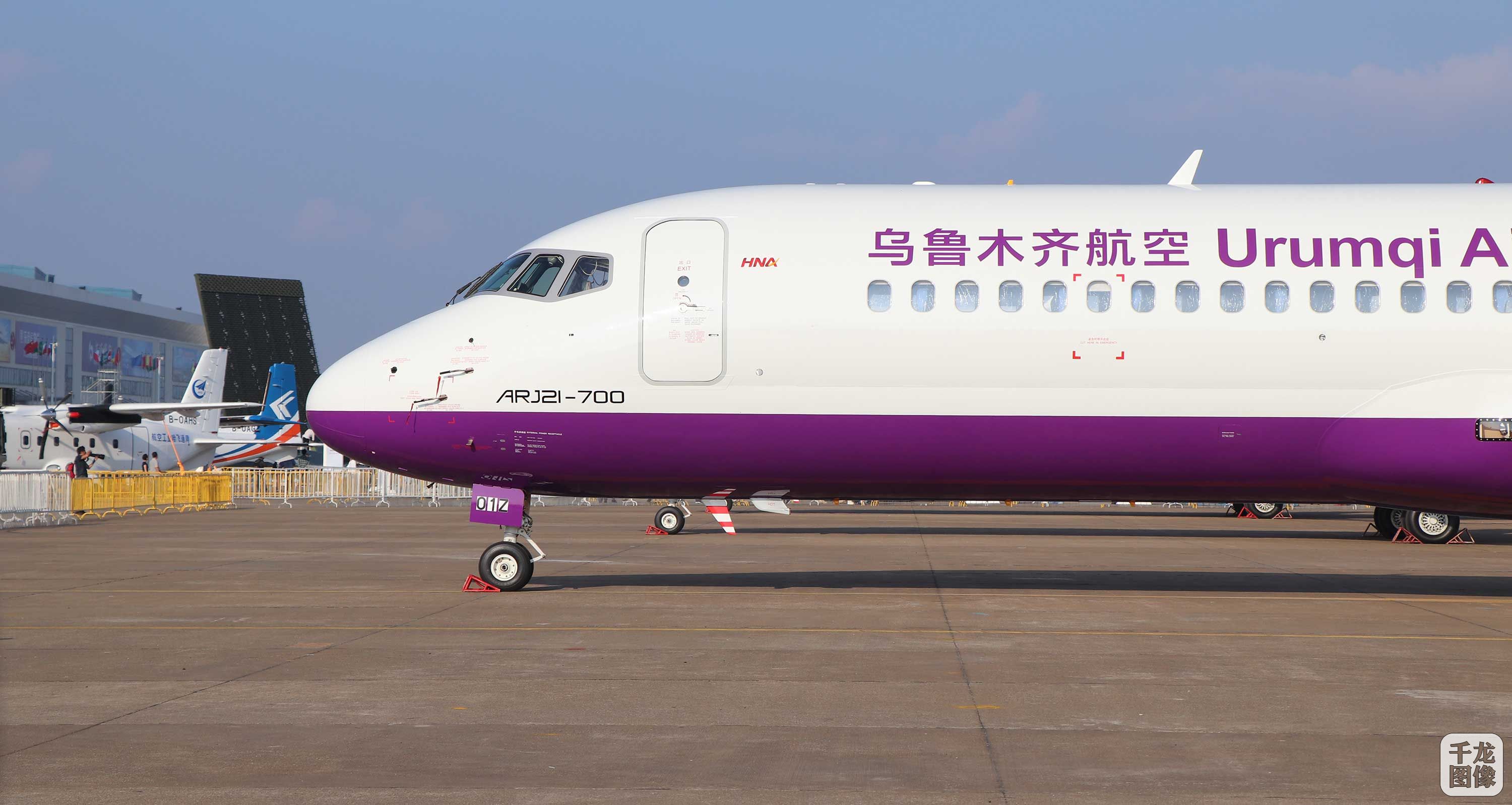 在第十二届中国国际航空航天博览会现场展出的comac arj21-700客机的