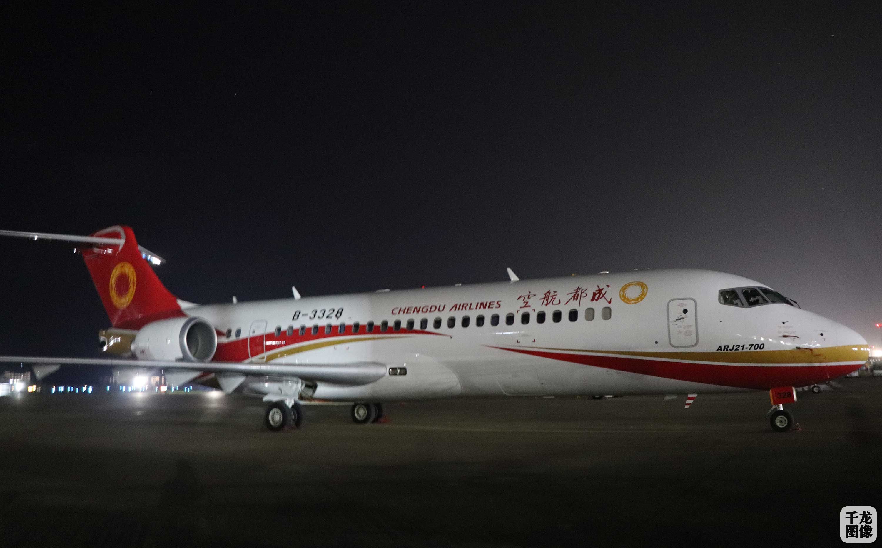夜幕下的comac arj21-700客机,这架飞机来自成都航空公司.