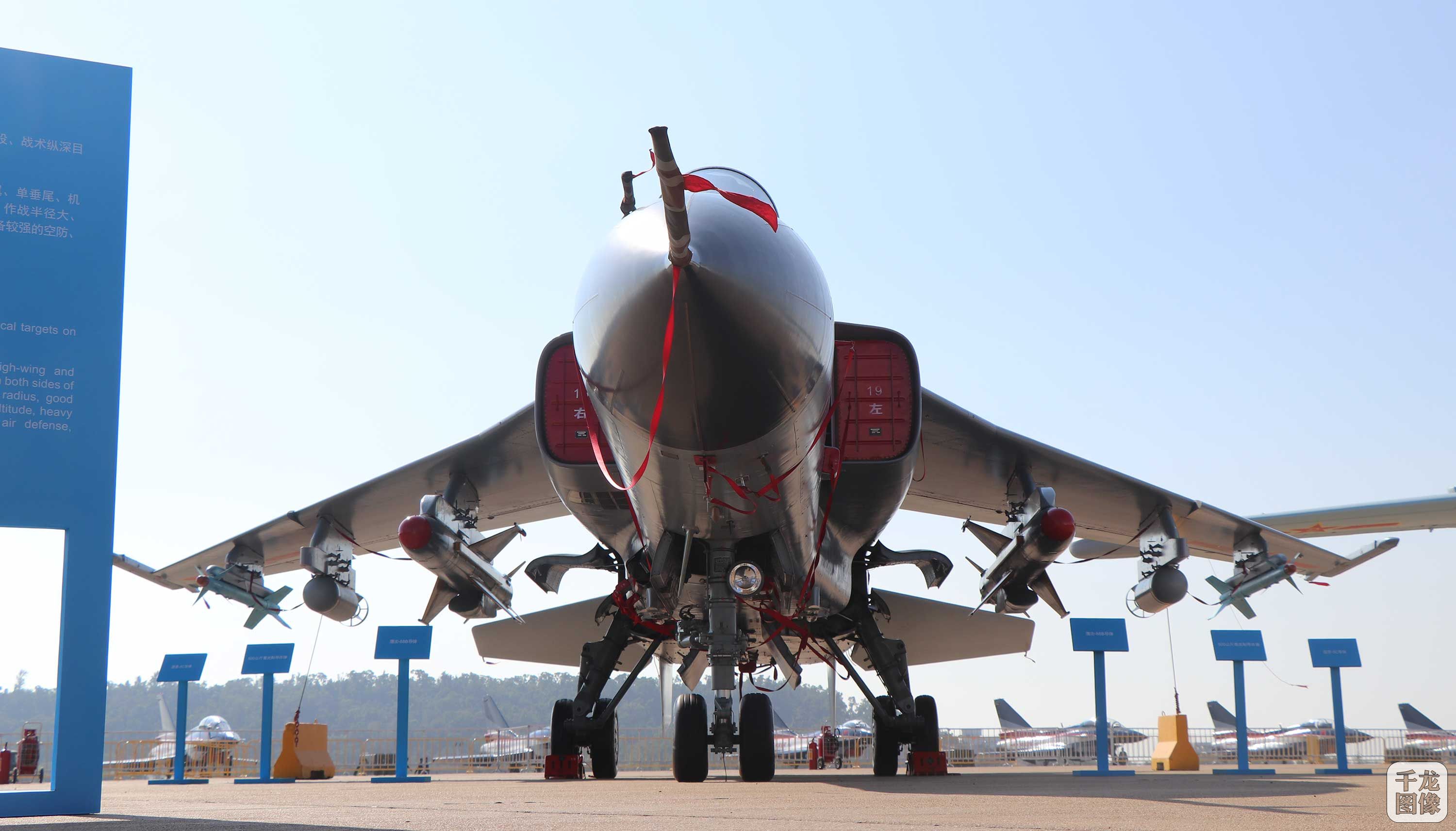 在第十二届中国国际航空航天博览会上展出的歼轰-7歼击轰炸机.