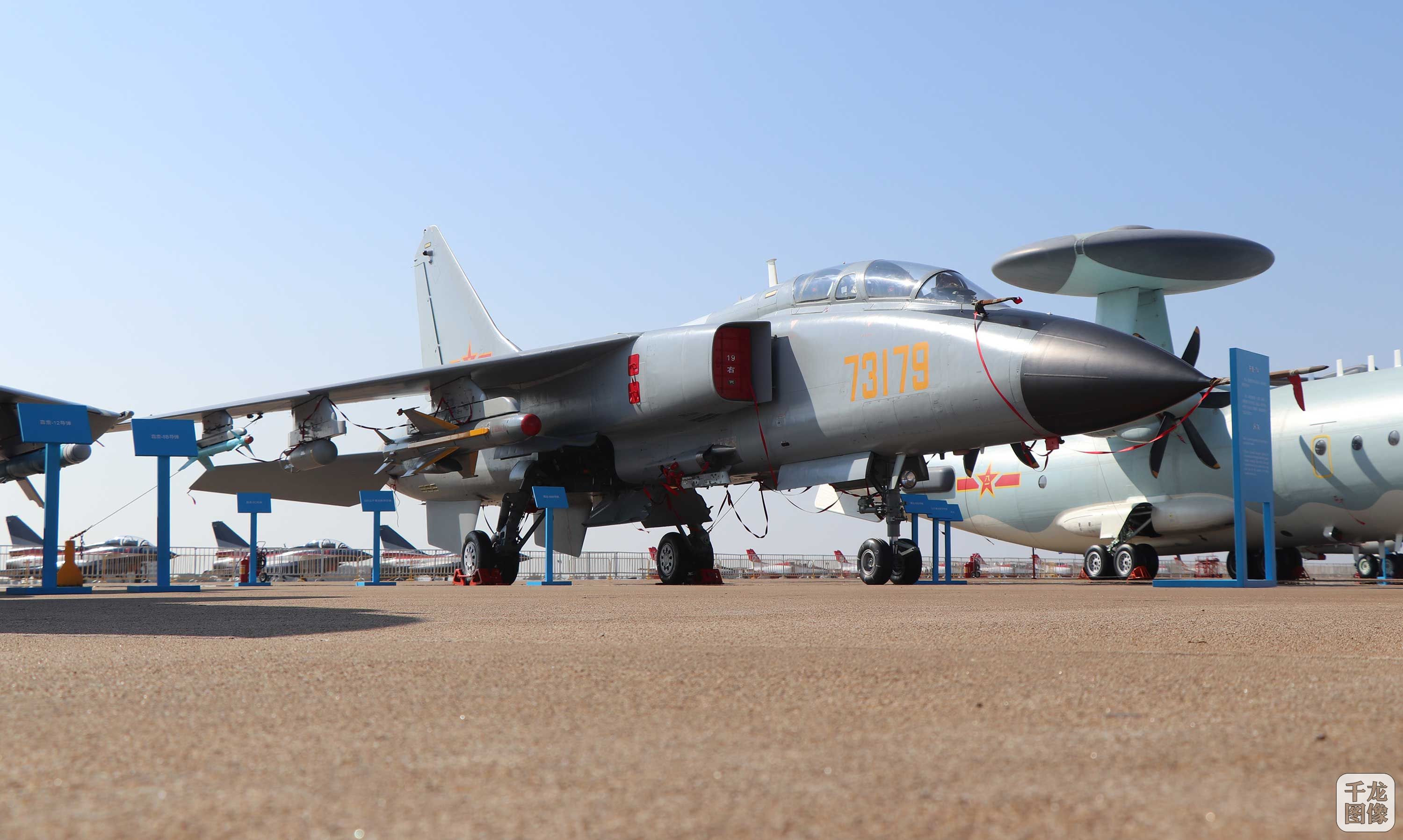 在第十二届中国国际航空航天博览会上展出的歼轰-7歼击轰炸机.