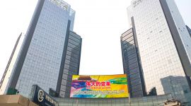 “伟大的变革——庆祝改革开放40周年”宣传挂图亮相北京街头