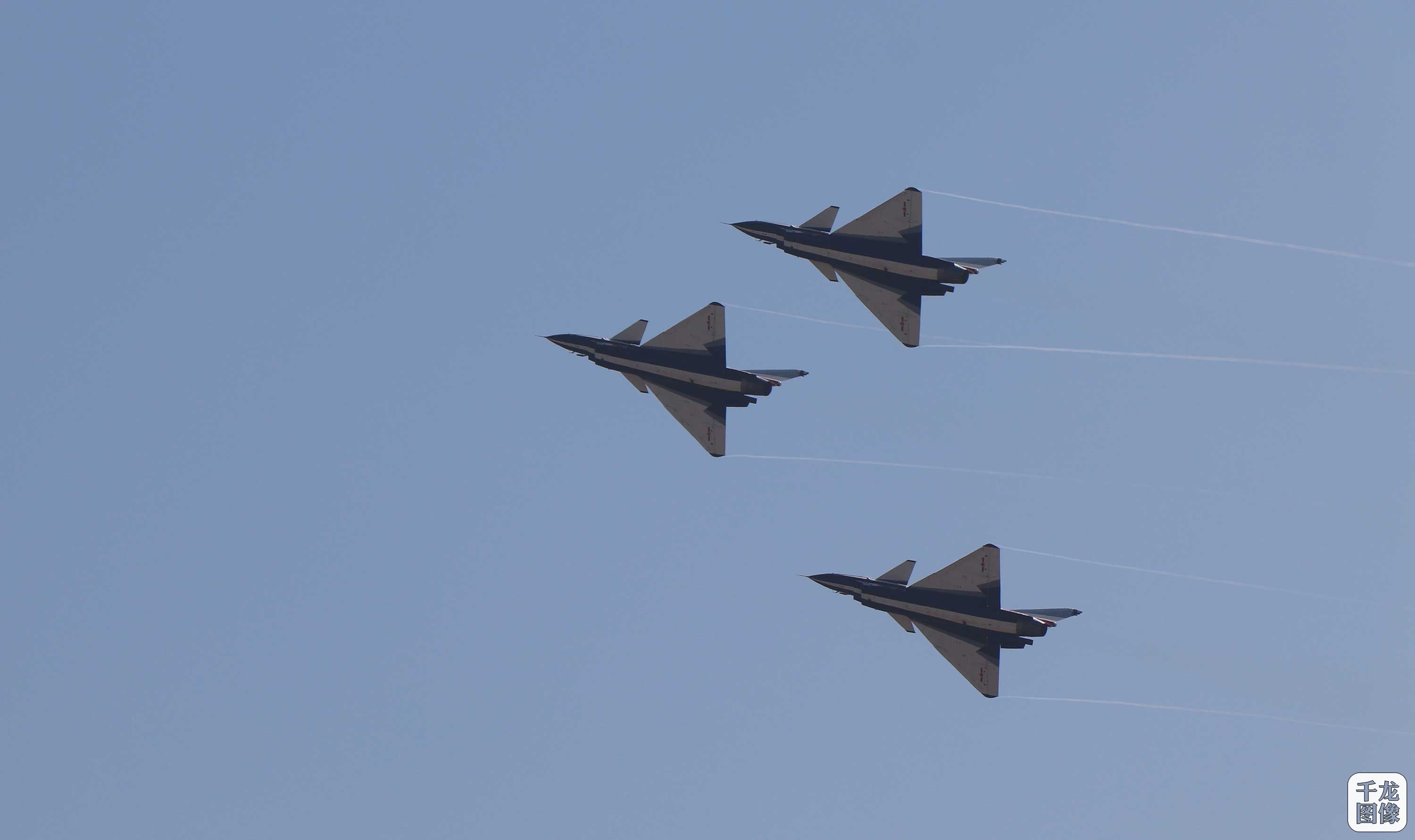 正在进行飞行表演的歼-10战斗机三机编队.