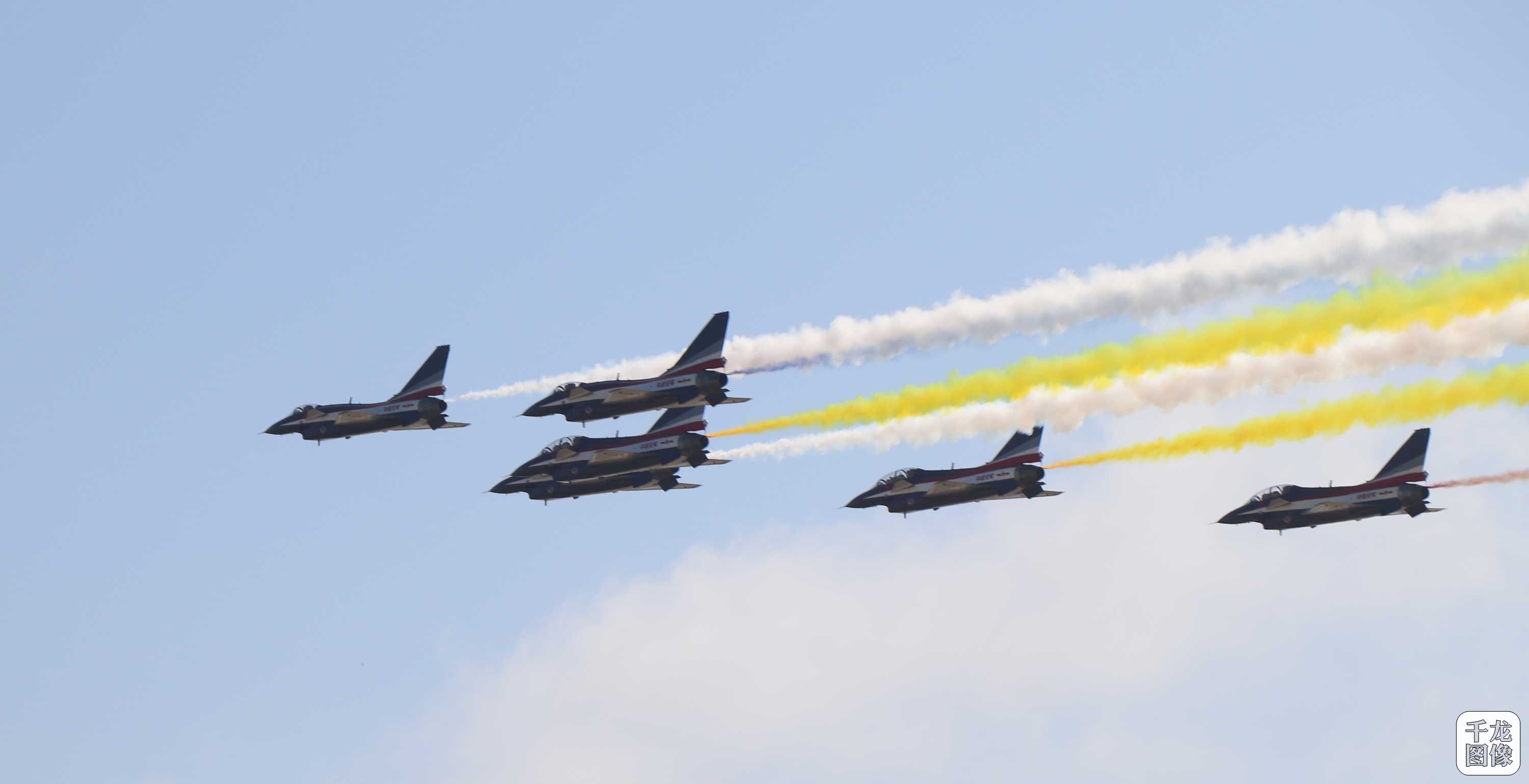 "八一"飞行表演队亮相珠海航展 一开场就是垂直爬升(12)-千龙网·中国