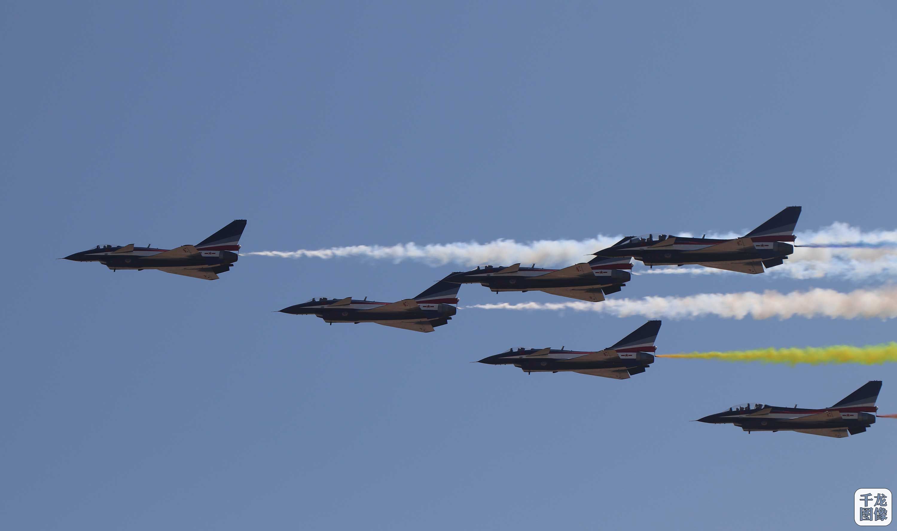 八一飞行表演队亮相珠海航展一开场就是垂直爬升12