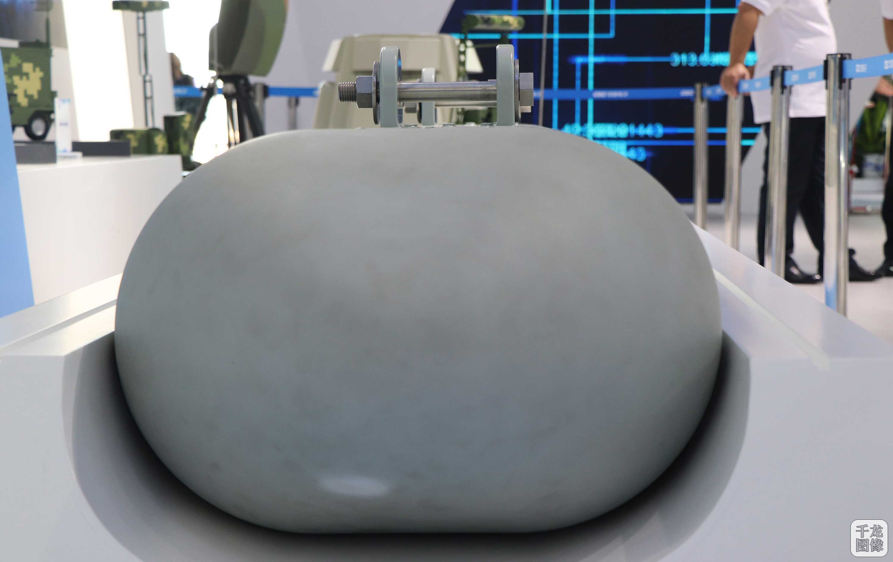 中国电科集团展出的机载吊舱.(千龙网军事频道记者 马群 摄)