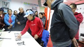 社区专员“牵线搭桥” 北京天坛居民体验书法魅力