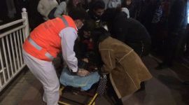 快递摩托撞倒行人 北京通州路人纷纷出手相助