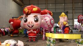 四川自贡企业加紧赶制猪年彩灯迎2019年春节