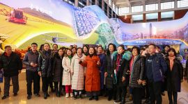 庆祝改革开放40周年大型展览：观众有感而发欢唱《在希望的田野上》