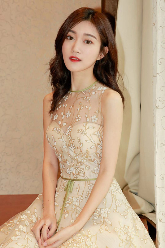 侯佩杉喜提中国青年电影展"最佳女主" 修身长裙灵动清丽