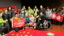 无腿勇士登上珠穆朗玛峰 “荣耀榜样”夏伯渝分享励志故事