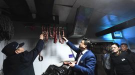 垃圾桶上方挂腊肠 北京朝阳来广营城管约谈餐饮企业