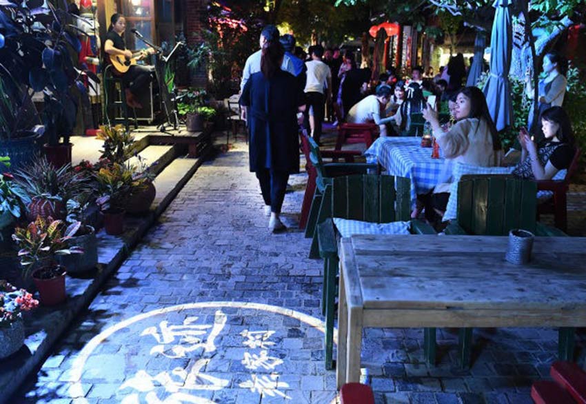 袁家村位于关中平原北部,属于陕西省咸阳市礼泉县.