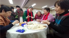 北京建国门街道20个家庭齐聚迎“冬至”