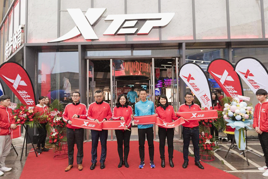 特步(中国)有限公司ceo——李冠仪女士(左三)