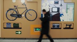 北京图见|“心愿之路”怀旧展亮相北京大望路地铁站