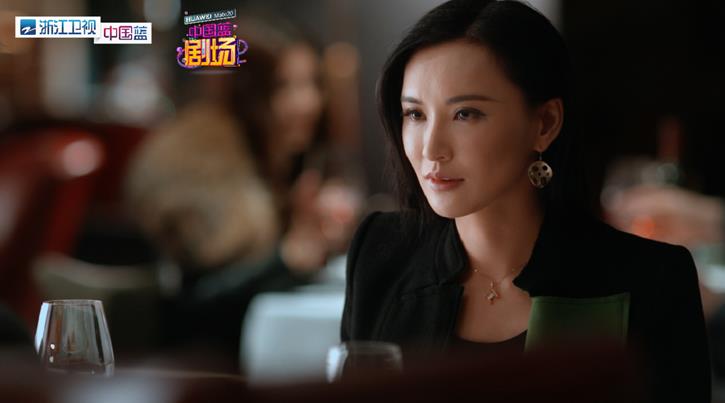 宣传片中,唐嫣饰演的谭斌,与吴卓羲饰演的完美上司程睿敏甜蜜首遇