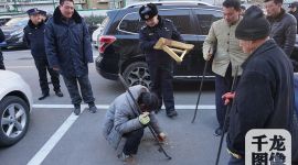 北京朝阳城管拆除老旧小区私装地锁