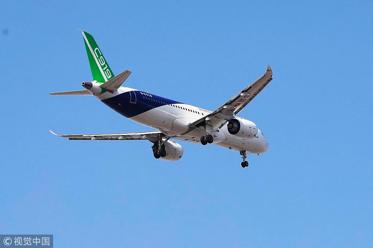 圆满完成第一次飞行,标志着目前共三架c919飞机进入试飞状态