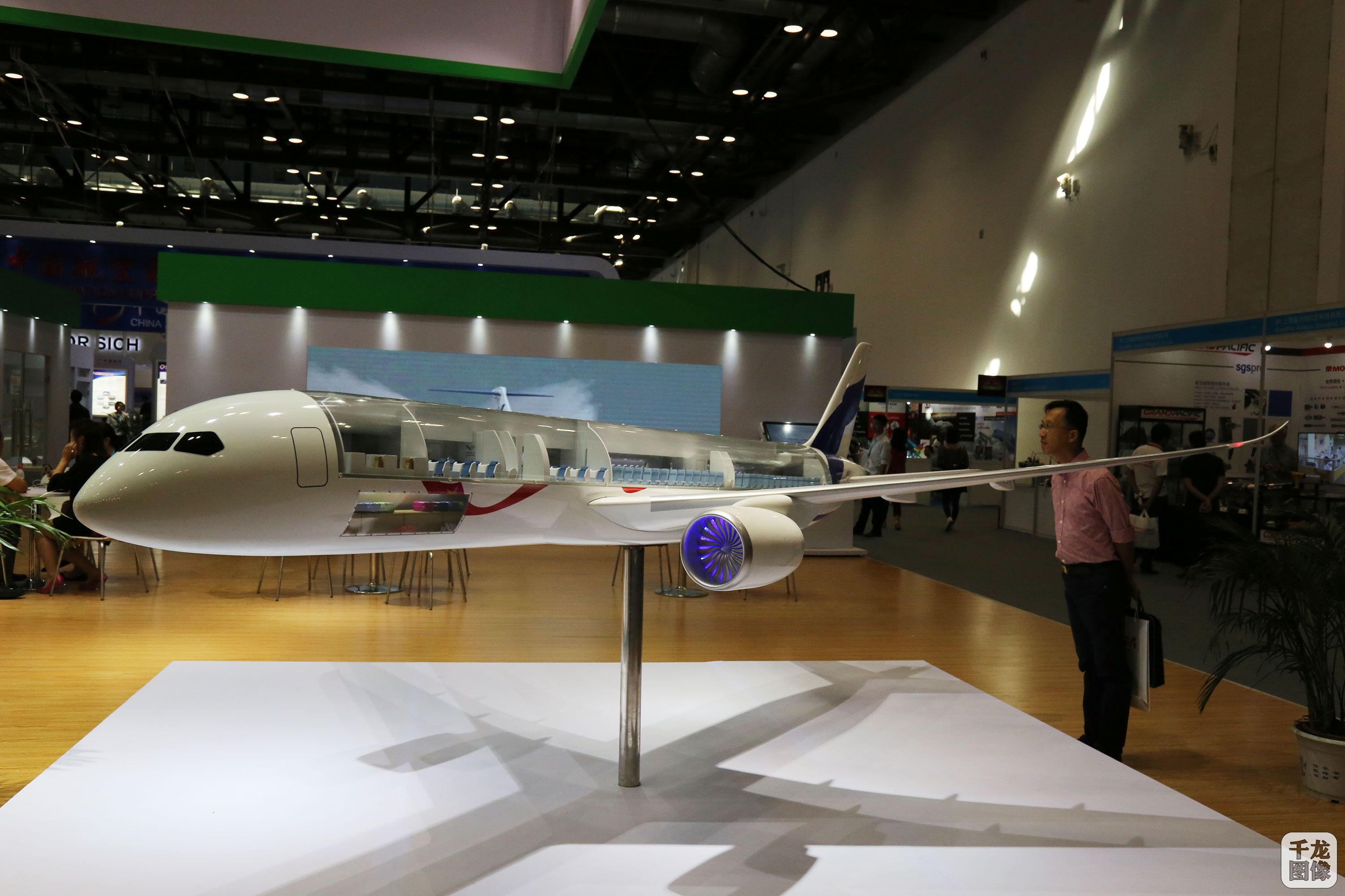 中国商飞集团展出的cr929客机的比例模型,从另一边可以看到飞机内部