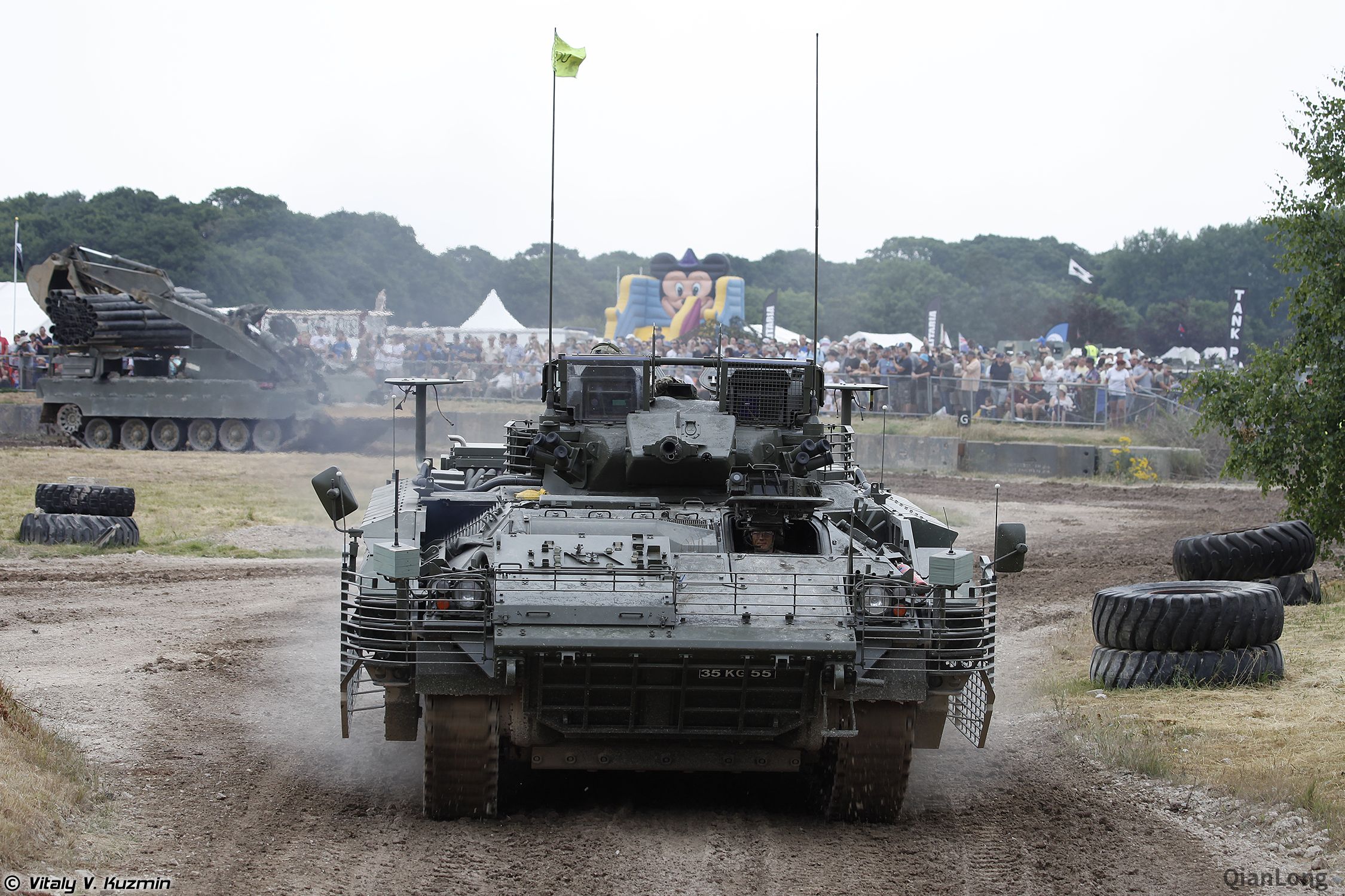 英国坦克博物馆举行tanffest活动武士步兵战车外挂不少零碎