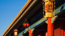 北京图见|挂灯贴春联 宫里头过新年啦！