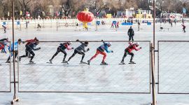 北京市民周末什刹海冰场享“冰趣”