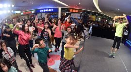 北京回龙观数万人“回+跨年”