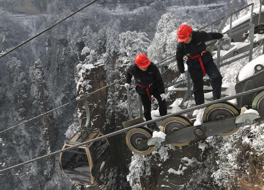 索道工作人员在索道支架上巡检