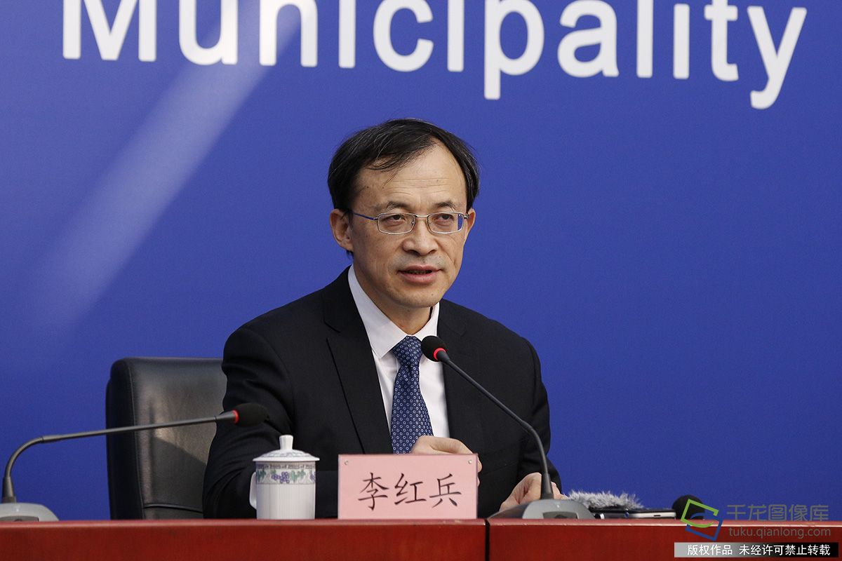 中共北京市委社会工委委员、市民政局副局长、新闻发言人李红兵介绍改革开放四十年以来，北京基层政权和城乡社区治理发展的情况。
